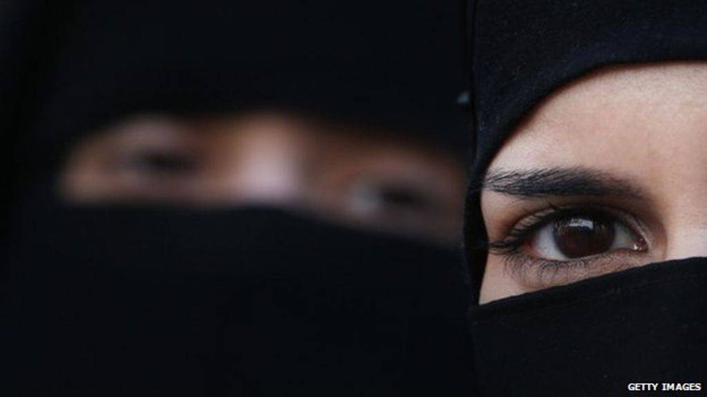 بالفيديو – فنانة خليجية تكشف تنكرها بالنقاب كي لا يعرفها أحد... من كشفها؟
