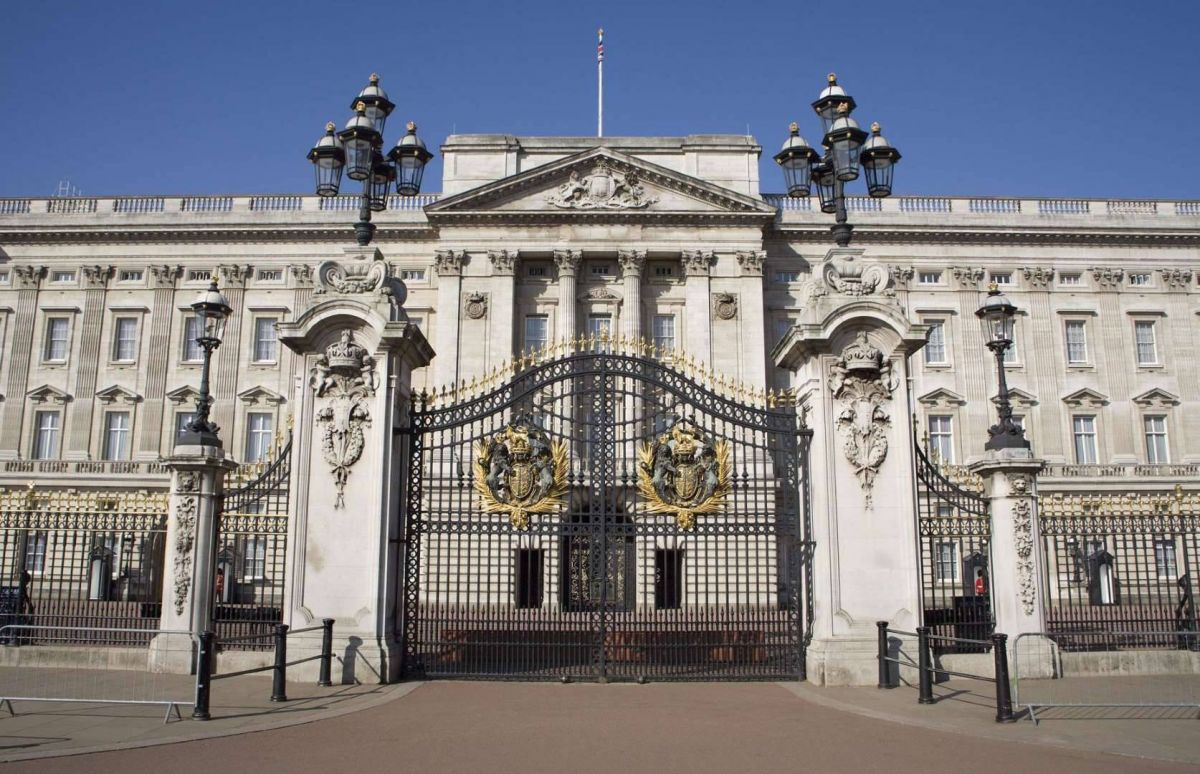 سرّ يكشف للمرة الأولى – غريب تسلل إلى القصر الملكي البريطاني... هذا ما كشف عنه وما حدث في غرفة الملكة