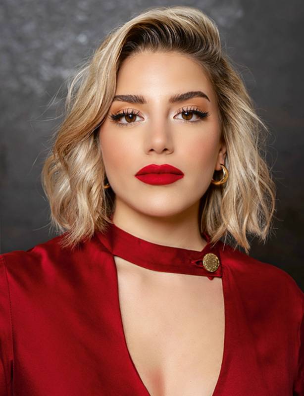 كريم الأساس Lancome Teint Idole العينان Lancome Hypnose Palette ST4 Terre D’Ivoire الوجنتان Dior Contour Duo  الآيلاينر Lancome Grandiose Liner الماسكارا Dior Baby Doll Mascara Diorshow Maximizer 3D الشفتان Dior Le Rouge Dior Double Rouge