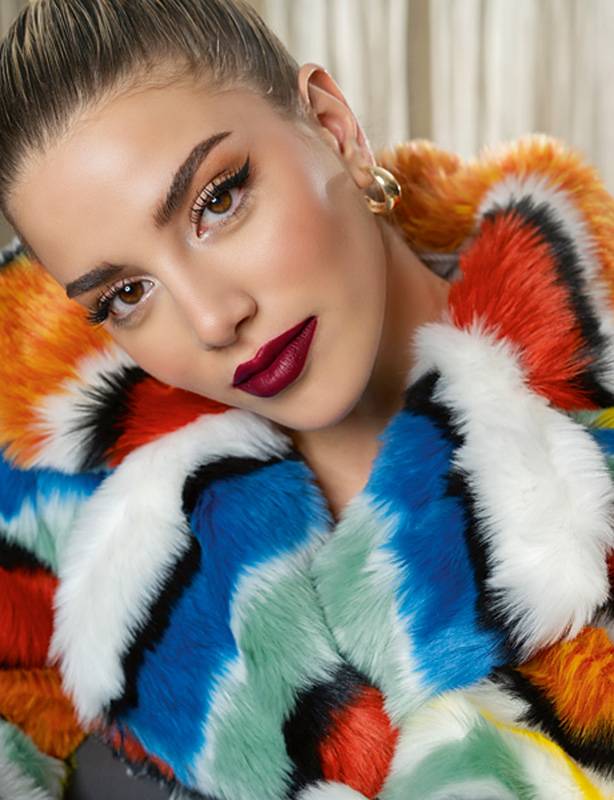 كريم الأساس: Giorgio Armani Luminous Silk Foundation #3 العينان: Chanel Les 4 Ombres Clair-Obscur #308 الوجنتان: YSL Couture Blush Coral Rive Gauche الماسكارا: Estee Lauder Sumptuous Bold Volume Lifting Mascara الشفتان: Dolce & Gabbana Amethyst 155 Intense Color Gloss