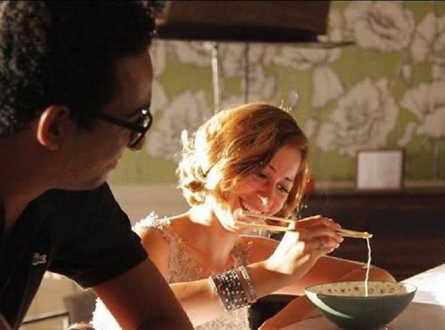 بالفيديو – منة شلبي تكشف سرّ خسارتها للوزن منذ عام... إليكم ما تشربه في الصباح