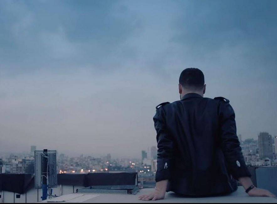 بالفيديو - الحرب تشتعل بين مخرج لبناني وفنان سوري...الأول سخر وتجاهل الإسم والثاني ردّ بقوة