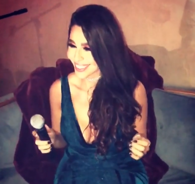 بالفيديو - ليلى اسكندر جريئة بفستان مكشوف الصدر