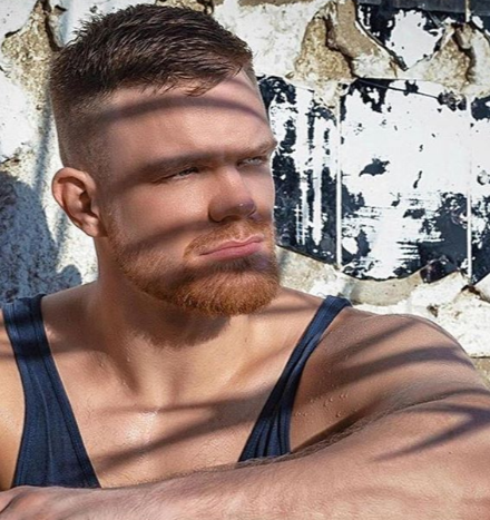 بالصور - نجمة سعودية تعلن خطوبتها على مدرب فنون قتالية بريطاني