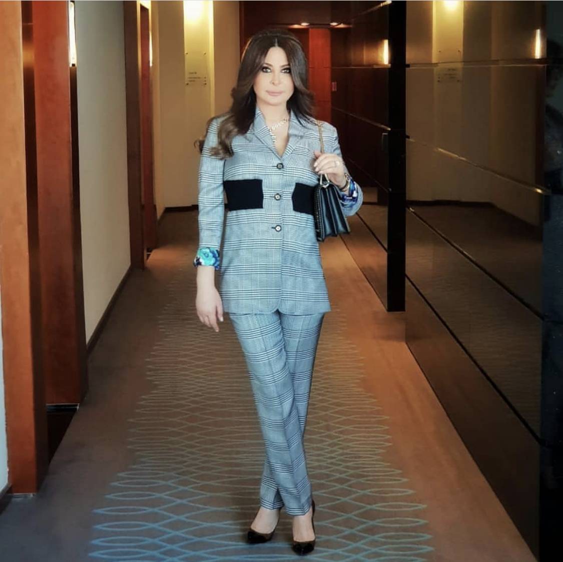 بالصور - تعرفي إلى التكلفة العالية لإطلالة إليسا بالبدلة ‎