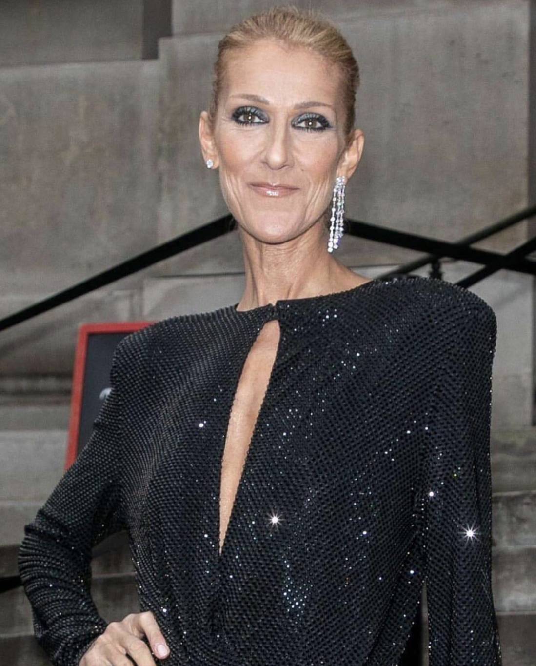 بالفيديو - إليك تكلفة إطلالة سيلين ديون في أسبوع الموضة الباريسي ... وشاهدي انطلاقه بأفكار تخطف الأنظار