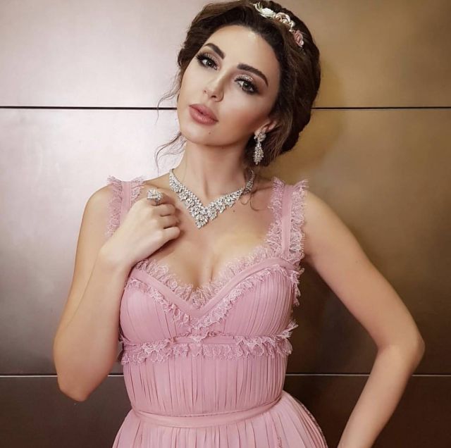 بالصور - شاهدي تكلفة إطلالة ميريام فارس من توقيع إيلي صعب ‎