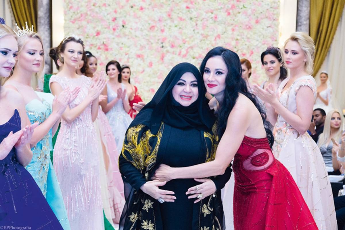 المصمّمة الإماراتية العالمية
منى المنصوري:
تصاميمي تحمل ثراء لونياً يضجُّ بالحياة