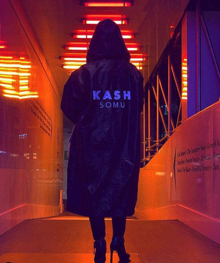 بالفيديو - نجمة سعودية تتخلّى عن العباءة في مكان عام... انتقادات لاذعة وهي تبرّر بجرأة