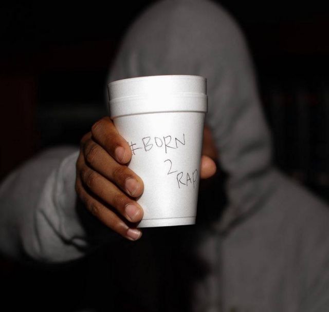 فنان شهير يصدم جمهوره بأغنية تكشف علاقته الحميمة مع هذه النجمة... إليكم التفاصيل