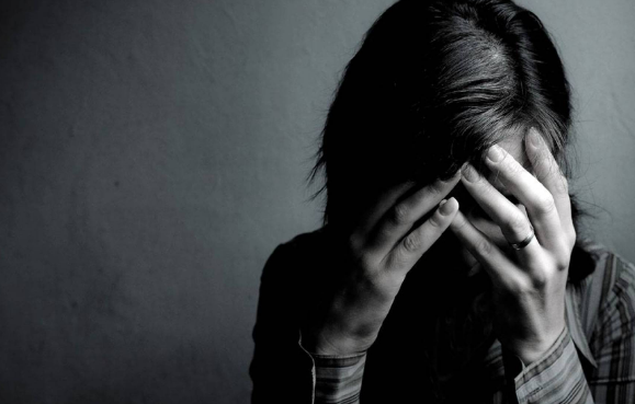 بالفيديو – فنانة خليجية تكشف كيف أحرقت عملية تجميل وجهها... هذا ما ظهر تحت المكياج