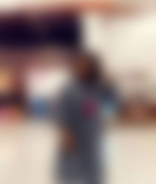 بالفيديو - فنانة خليجية تحدث صدمة قوية بتقبيلها رجلاً على المسرح... إليكم ما حدث