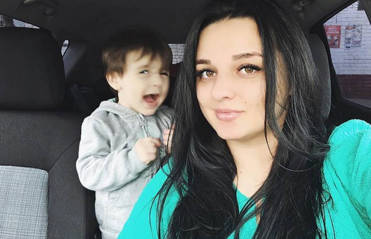 جريمة مروعة بالفيديو - قدّمت لطفليها الحلويات ثم خنقتهما واحرقتهما