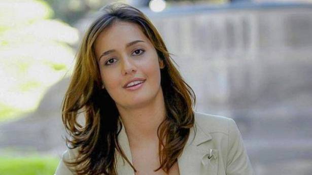 بالصور - حلا شيحة تكشف فخذيها بعد خلعها الحجاب