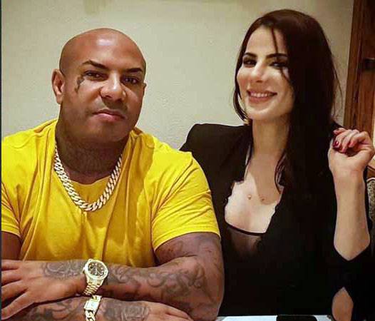 بالصور - ابنة رئيس عربي سابق بتنورة فاضحة مع مغني عالمي