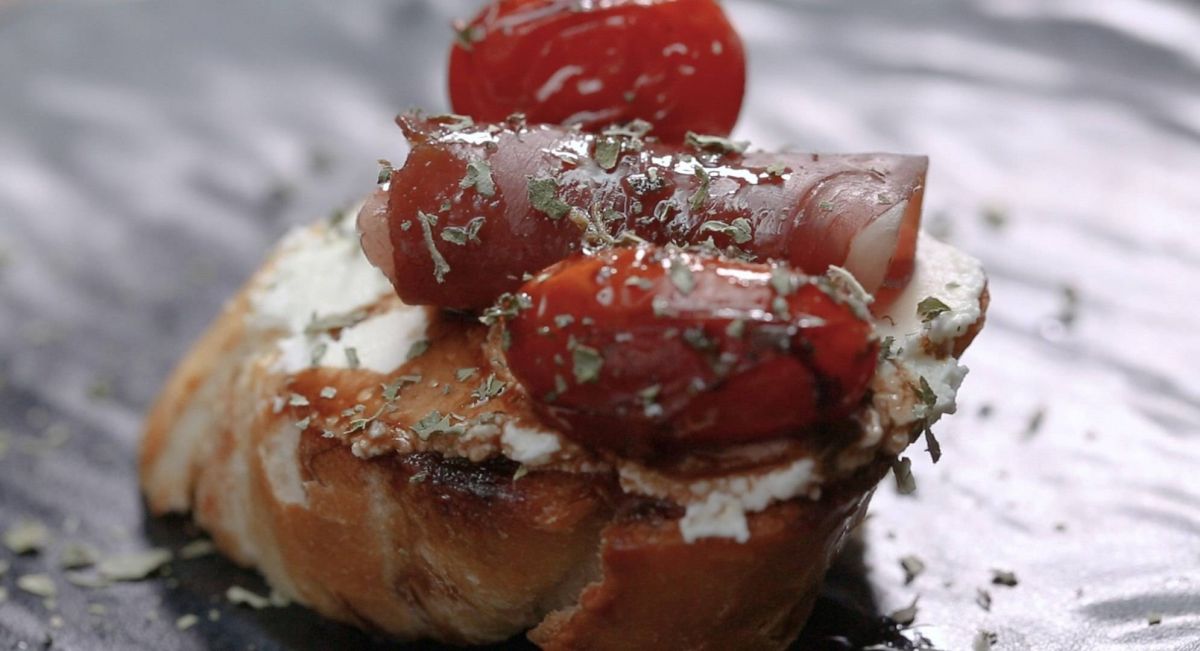 بالفيديو - وصفة توست طماطم الشيري المشوية بالمارتديلا