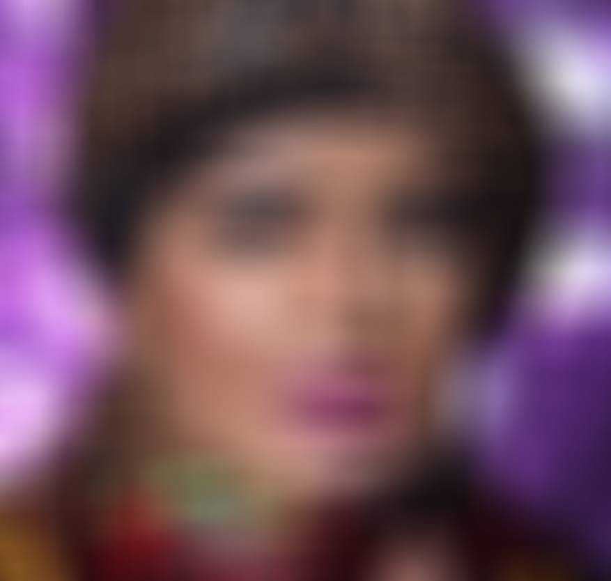 بالفيديو – فنانة خليجية تبكي وتكشف المستور عن سوء وضعها المادي... ديون وتشرد