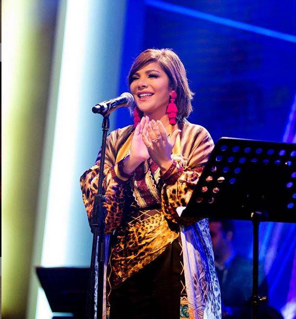 بالفيديو – مثل شيرين... أصالة تتعرض للهجوم بعد زلة لسان على المسرح... هل أساءت لهذا البلد؟