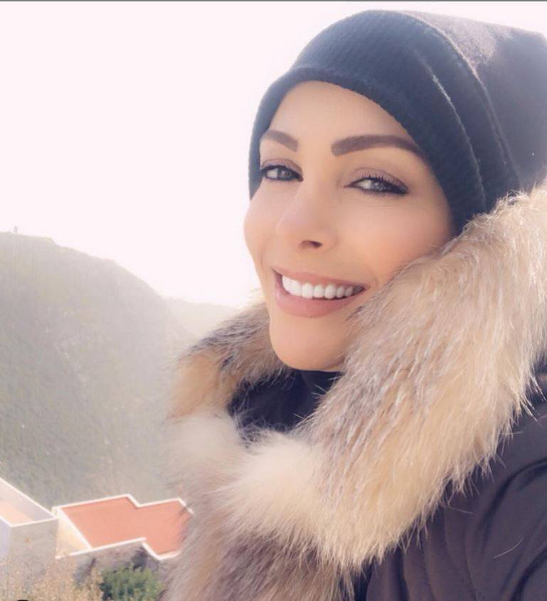 بالصورة - تعلّمي ارتداء ملابس الحجاب بأسلوب السجادة الحمراء مثل أمل حجازي