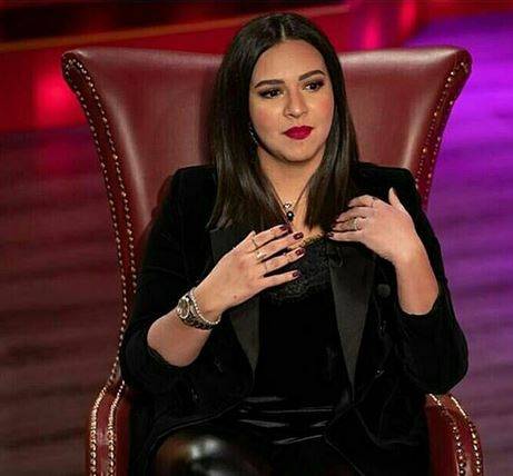 بالفيديو - إيمي سمير غانم تشجع والدها على الزواج من هذه الفنانة.. اليكم ما يحصل