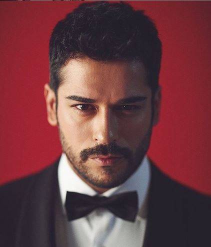 بالصورة - للمرة الاولى بوراك أوزجيفيت يصدم الجميع بإطلالته السيئة