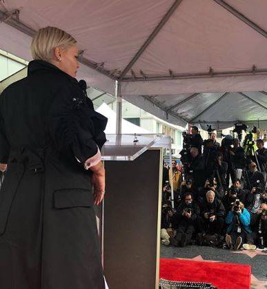 بالصور - نجمة عالمية تصدم الصحافة بما قامت به مع طفليها في الشارع!