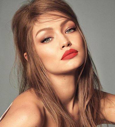 بالصور - جيجي حديد بملابس غريبة ومن دون حواجب في عرض ازياء