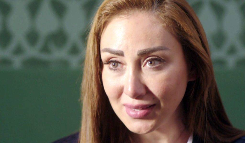 بالفيديو - ريهام سعيد تسير حافية على الزجاج وتجر سيارة.. إليكم الأخطر