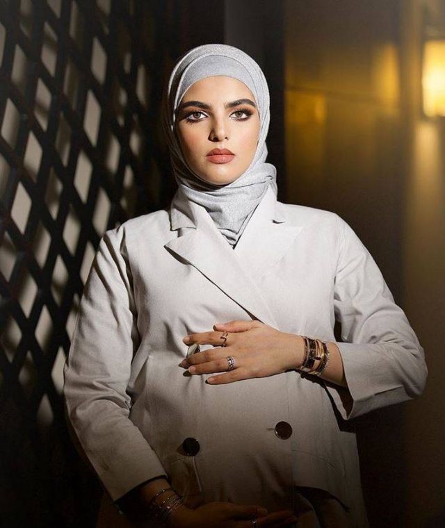 بالصورة – للمرة الأولى سارة الودعاني تظهر برفقة زوجها... شاهدوا رومنسيته