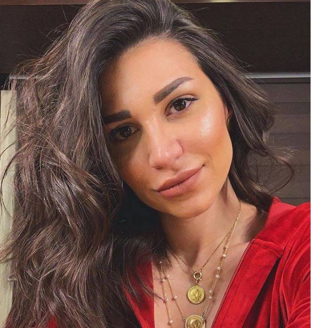 بعد القضايا بينها وبين طليقها سارة نخلة تفاجئ الجميع بالحجاب... 