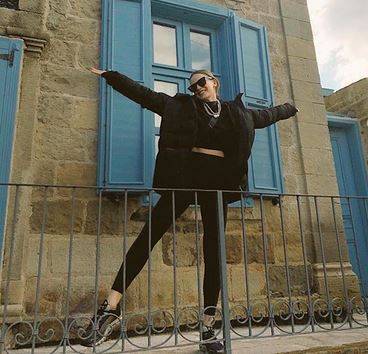 بالفيديو - نجمة تركية ترتدي ملابس غريية وتصدم الجميع بصوتها الجميل