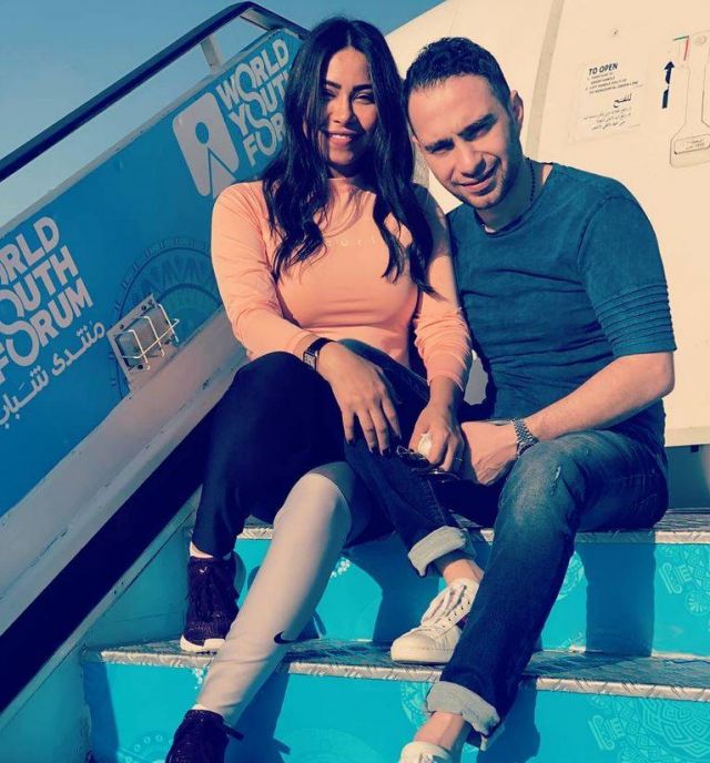 بالفيديو –شيرين عبد الوهاب في حالة إحراج وارتباك... مَن خيّرها بين زيجاتها الثلاث؟