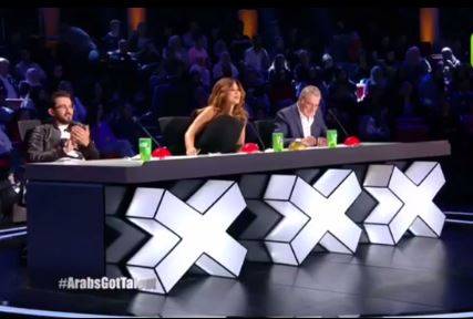 بالفيديو - متسابق في Arabs Got Talent يفاجئ الجميع بما فعله.. شاهدوا ما حصل على المسرح
