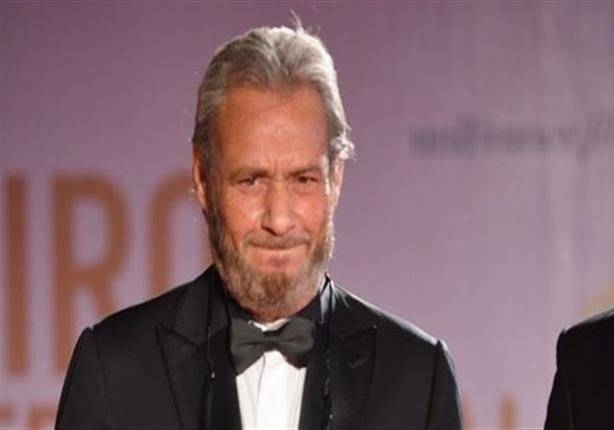 بالصور - رغم خسارته للوزن وتعبه.. فاروق الفيشاوي يصر على تحدي السرطان بهذه الطريقة