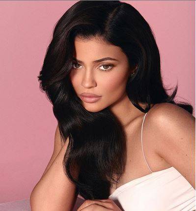 بالصور - شاهدوا خزانة حقائب كايلي جينر.. أكثر من 400 حقيبة واسعارها خيالية