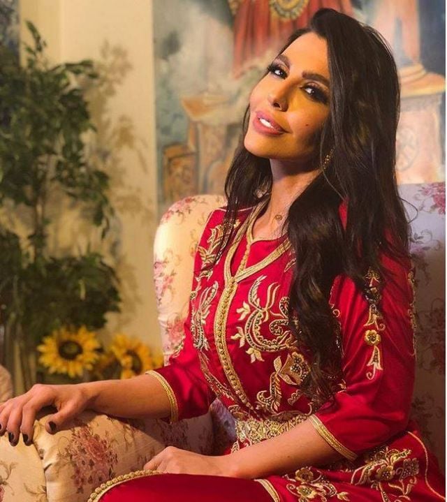 بسبب جنسية زوجها وابنها ليلى اسكندر تتعرض لهجوم بأبشع الكلمات... وهي تهدّد بالسجن