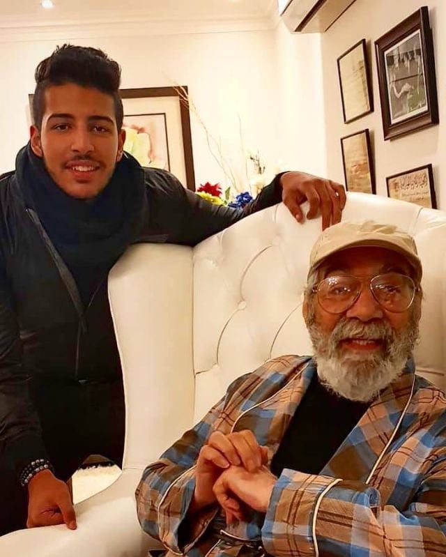 محمود ياسين مع حفيده