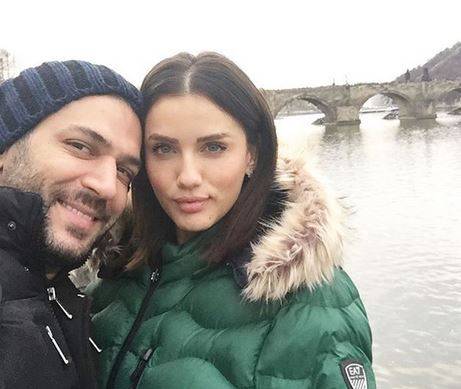 بالصور - إيمان الباني تثير الجدل بإطلالتها في حفل زفاف هازال كايا... هكذا أظهرت هويتها العربية