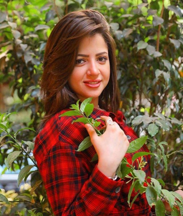 بالفيديو- منى فاروق تكشف منهارة ما حدث لشقيقها بسببها... وما قصة حبيبها المختفي؟