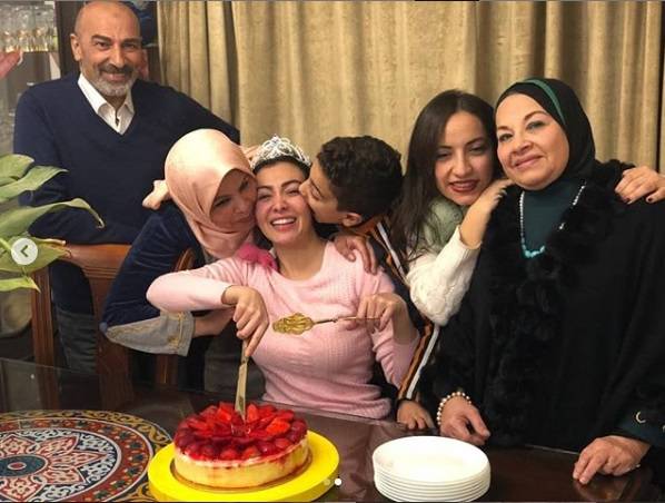 ميريهان حسين تحتفل مع عائلتها بالخروج من السجن