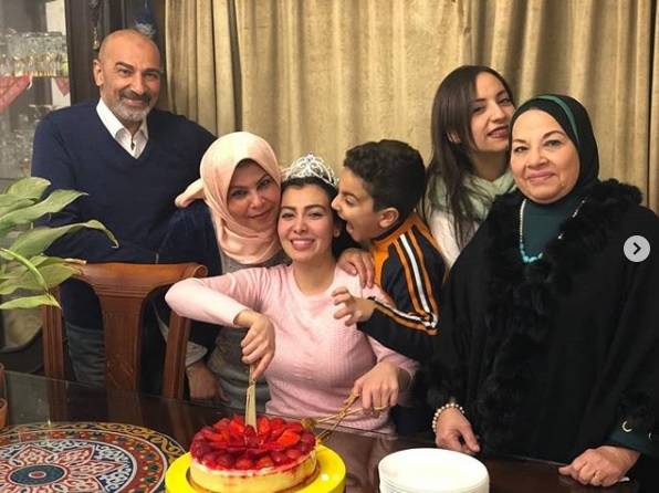 ميريهان حسين وسط عائلتها