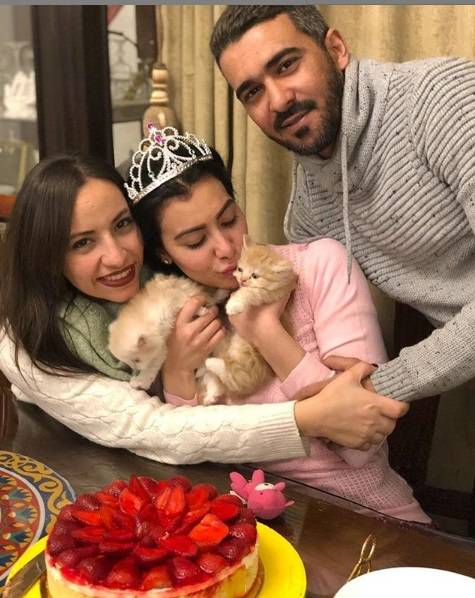 ميريهان وسط أفراد عائلتها تحتضن قططها