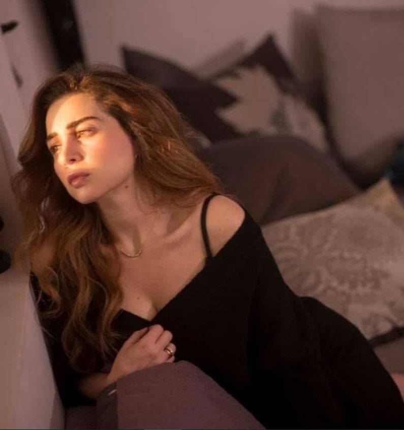 بالصورة - ميّ عز الدين بملابس نوم مخرمة بشعر غير مسرّح ووجه حزين... ما القصة؟