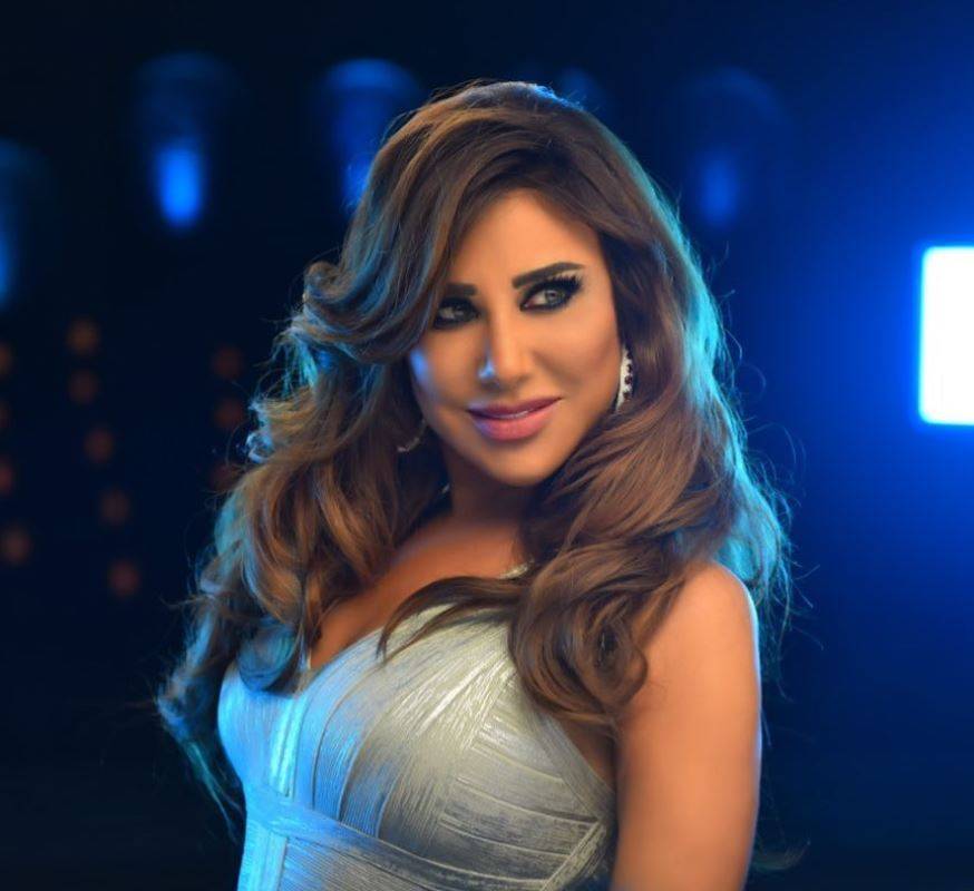 بالفيديو – نجوى كرم تشعل المواقع بإطلالة فضية براقة... شاهدوا أناقتها