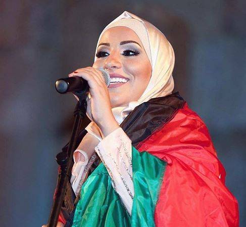 بالفيديو - نجمة thevoice نداء شرارة تتعرض للاهانة بسبب حجابها.. وردها حاسم!