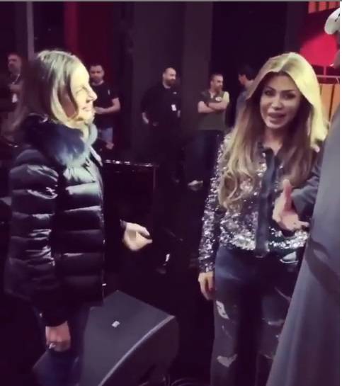 بالفيديو - نوال الزغبي تفاجئ أنغام على المسرح.. ماذا حدث؟