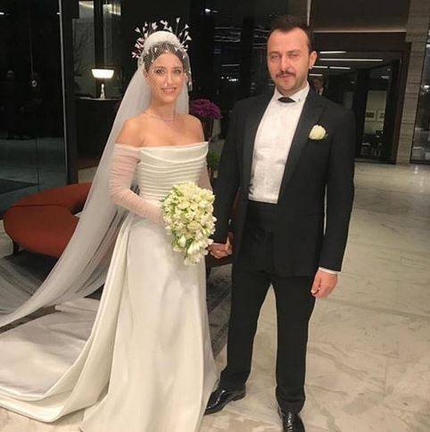 بالفيديو - مفاجآت غير متوقعة في حفل زفاف هازال كايا.. شاهدوا قالب الحلوى المميز وماذا ارتدت ومن امسك باقة الورود وأكثر