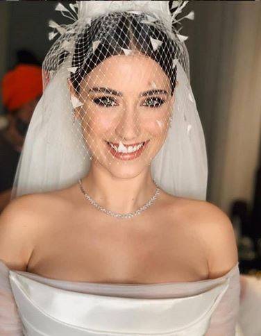 بالصور - زفاف رومنسي فخم للنجمة هازال كايا.. وفستانها الانيق والمميز يخطف الانظار