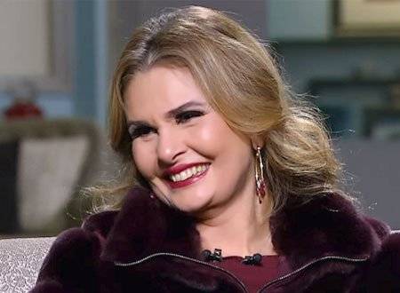 بالفيديو - يسرا تفاجئ الجميع بأغنية جديدة.. هذا ما حصل على المسرح