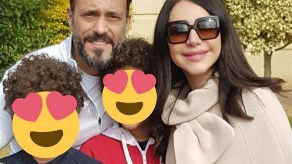 يوسف الشريف وزوجته وطفليهما